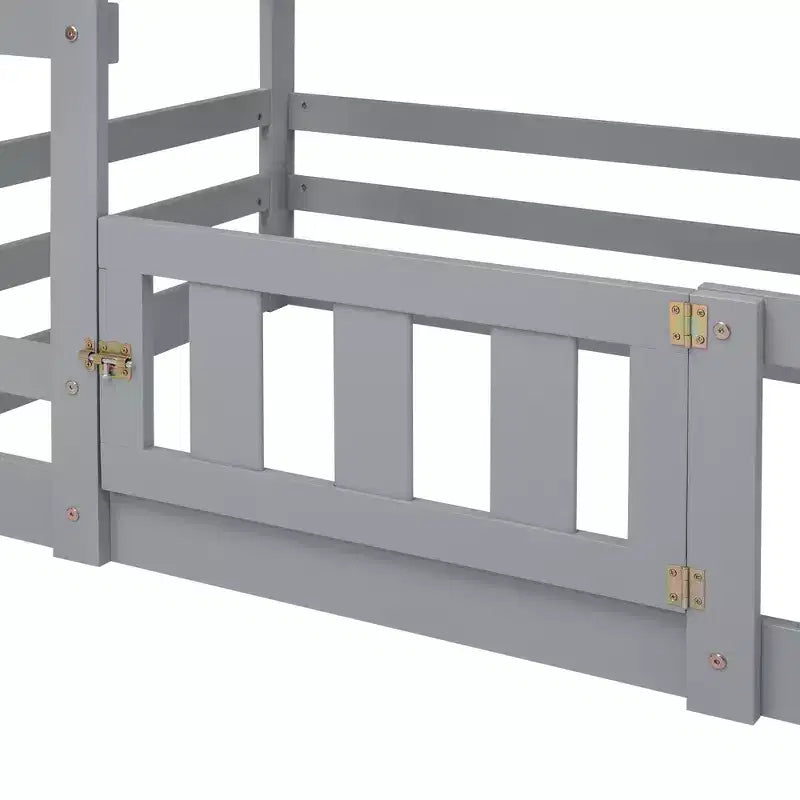 Letto a castello in legno a forma di casetta con recinzione con porta e scaletta, da una piazza e mezza