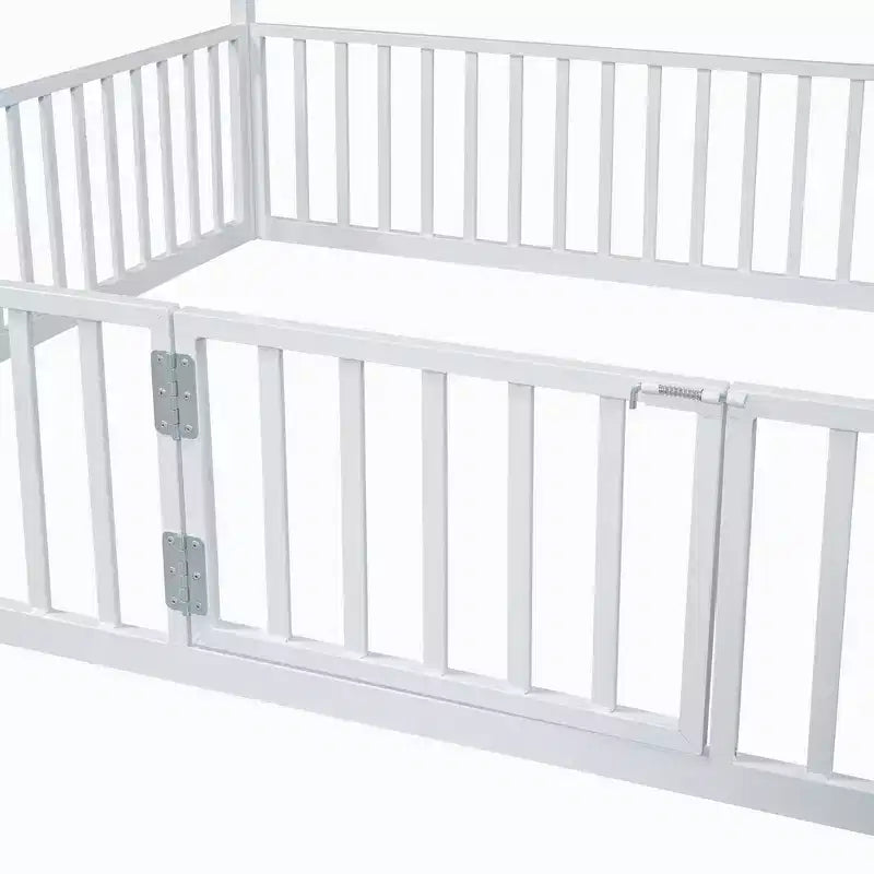 Letto a capanna in metallo per bambini con recinzione e porta, bianco